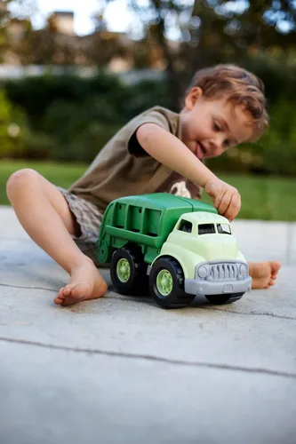 Vista 3 de Camión de reciclaje Green Toys en color verde - Camión de basura libre de BPA y ftalatos para mejorar la motricidad gruesa y fina. Vehículos