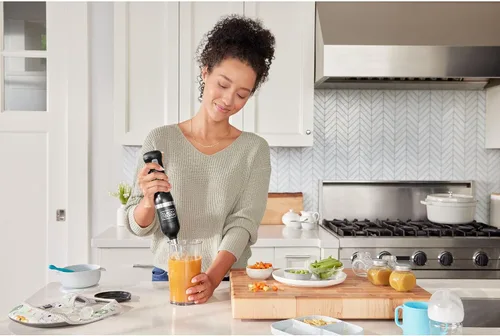 Vista 2 de BLACK+DECKER Kitchen Wand - Batidora de inmersión inalámbrica, batidora de mano con base de carga, color negro (BCKM1011K10)