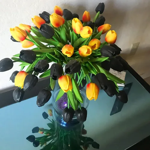 Vista 6 de UKELER 24 piezas de flores negras de tulipán, flores artificiales de poliuretano de tacto real para decoración del hogar, centros de mesa, arreglo