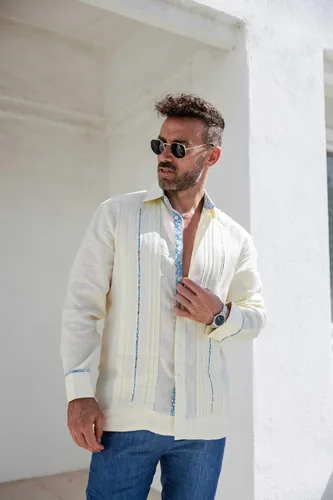 Vista 2 de Mojito - Camisa de manga larga para hombre, 100% lino, diseño de guayabera, con ribete floral en contraste y bordado azul