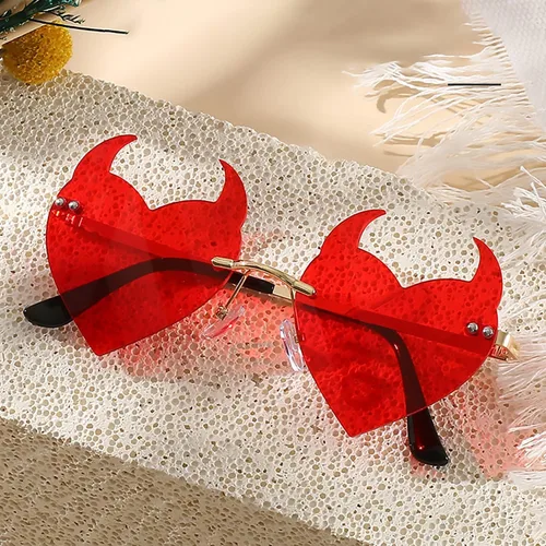 Vista 6 de Conjunto de disfraz de demonio de Halloween, diadema de cuernos de diablo y cola de diablo y cuernos de diablo, lentes de sol de corazón