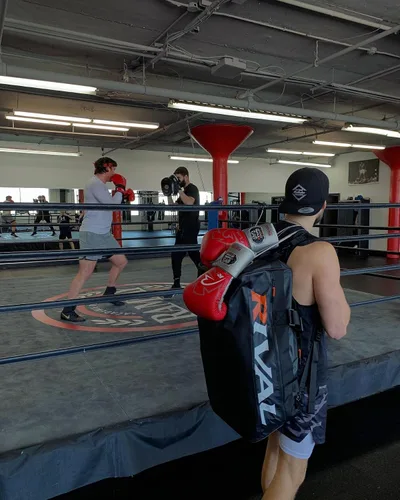 Vista 5 de RIVAL Boxing RS100 Guantes Profesionales de Sparring con Cordones, Hechos a Mano con PU de Microfibra Súper Rica, Diseñados Ergonómicamente