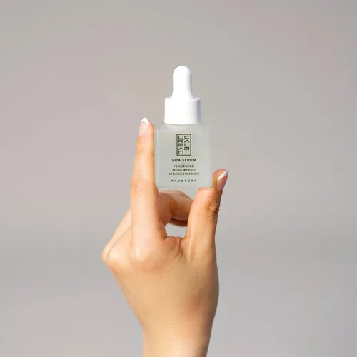 Vista 4 de FACETORY Urban Calm - Suero hidratante Vita con frijol mungo fermentado y 10% niacinamida, suero facial que aumenta el brillo para mujeres