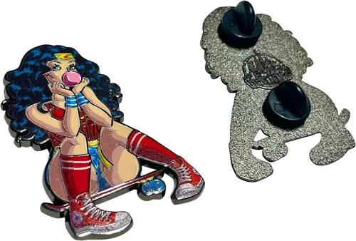 Vista 3 de Super Hero Skater Girl Pin esmaltado Pin de solapa de aleación de zinc de 2 pulgadas Pines de patinaje de superhéroes, pin de coleccionista