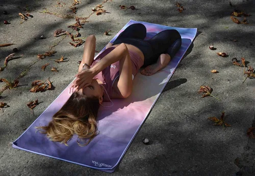 Vista 5 de yogadesignlab La toalla de yoga HOT Toalla colorida antideslizante de primera calidad Diseñada en Bali Impresión ecológica + secado rápido +