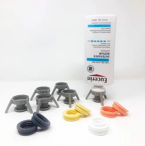Vista 2 de Flip-It! Kit de vaciado de botellas: voltea la botella boca abajo para obtener cada gota. Adaptadores adicionales incluidos para adaptarse a