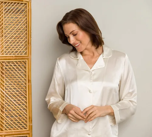 Vista 4 de Pijama clásico de seda para mujer (en caja de regalo), de Fishers Finery