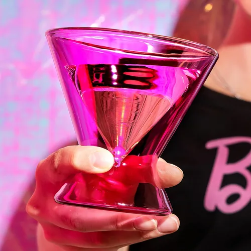 Vista 3 de Dragon Glassware x Barbie Vasos de Martini sin Tallo - Juego de 2 vasos de Martini de 7 onzas color rosa y magenta - Juego de cóctel con aislamiento