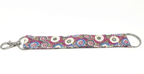 Vista 2 de Llavero con diseño de tela con anillo dividido y cierre (morado)