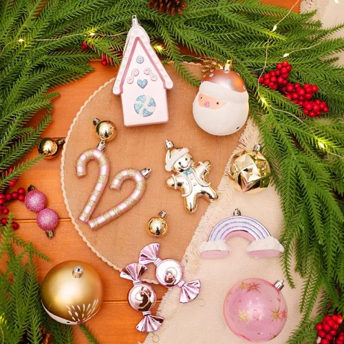 Vista 3 de Alupssuc Juego de 65 adornos de bolas de Navidad, bolas de plástico inastillables casa de jengibre dorada y estrella para la copa del árbol