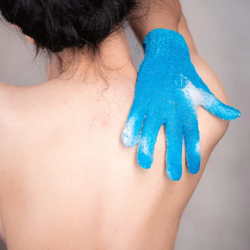 Vista 7 de Slick- Guantes exfoliantes, 4 piezas, exfoliante de piel para cuerpo, guantes de baño/exfoliante, accesorios de ducha para mujeres, guante exfoliante