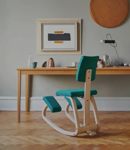 Vista 2 de Varier Variable Plus, silla de rodillas con respaldo, silla de oficina ergonómica, 10 años de garantía limitada, diseñada por Peter Opsvik