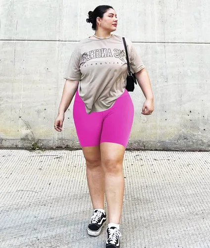 Vista 4 de NEW YOUNG Paquete de 3 pantalones cortos de ciclismo de talla grande con bolsillos para mujer, pantalones de yoga de cintura alta de 8 pulgadas