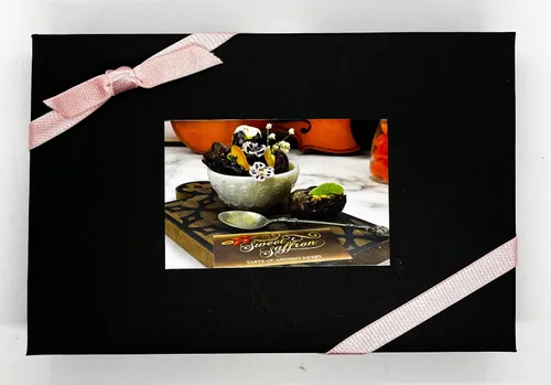Vista 4 de Caja de regalo Medjool Dates - Nueces rellenas y chocolate cubierto Oro comestible y azafrán adornado