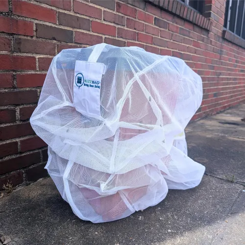 Vista 8 de La bolsa de malla diseñada para que los apicultores muevan las abejas de forma segura con malla de alta resistencia, cremallera YKK y costuras