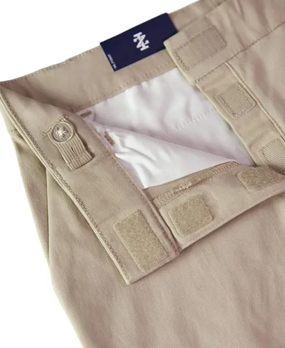 Vista 3 de IZOD Bermudas adaptables para uniforme escolar para niña, cintura ajustable, cierre de velcro y botones de imitación