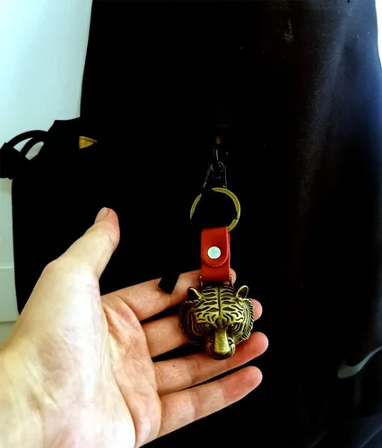 Vista 6 de FineUwork 10 llaveros para abridor de botellas de cerveza de tigre, accesorios geniales de llavero de anime, organizador de llavero gótico