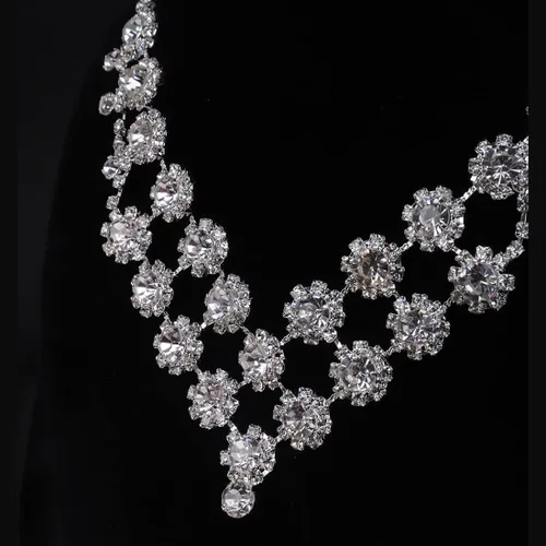 Vista 6 de Wekicici Juego de collar y aretes de diamantes de imitación de flores para novia, gargantilla de cristal brillante, accesorios de boda para mujeres