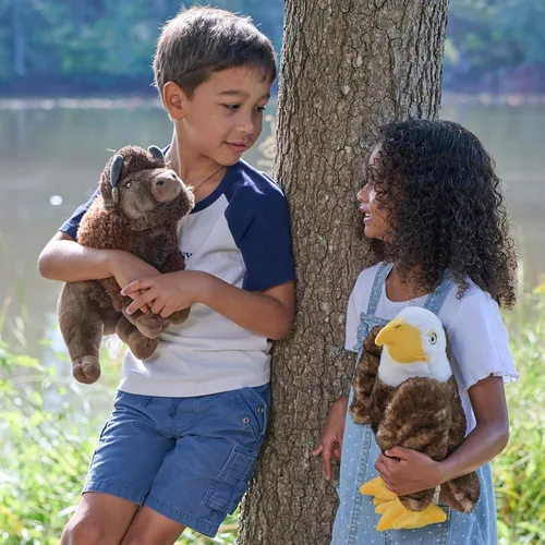 Vista 7 de The Petting Zoo - Peluche de bisonte, regalos para niños, animales del zoológico salvaje, colección Wild Onez, juguete de peluche de bisonte sentado