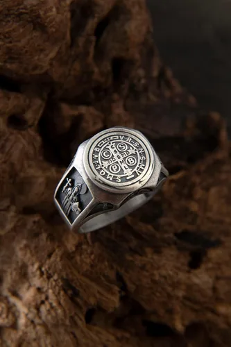 Vista 3 de Anillo de protección de demonio con cruz de exorcismo de San Benito, anillo de amuleto de plata, regalo para hombres, graduación universitaria