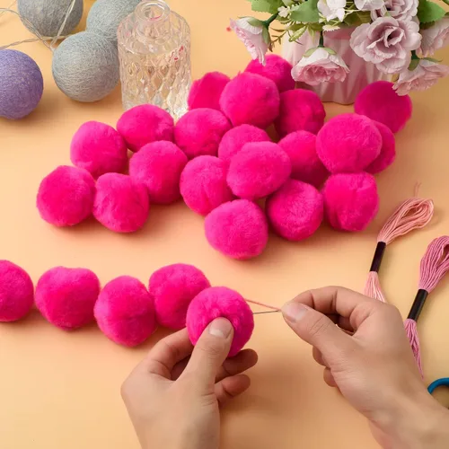 Vista 4 de 36 bolas de pompones de acrílico suaves y mullidas, grandes, decoraciones de Halloween y Navidad, manualidades y accesorios, Rosa