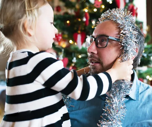 Vista 6 de DECORA - Guirnalda de oropel plateado de 33 pies, guirnalda de oropel metálico colgante para árbol de Navidad, decoración para el hogar y fiestas