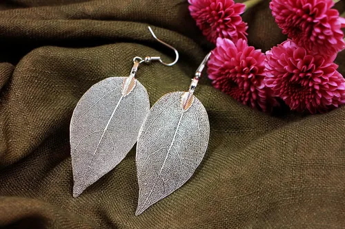 Vista 20 de Joyas de hoja de oro rosa y plata para mujer. Pendientes de hoja natural y collares circulares colgantes. Elegantes conjuntos de joyas colgantes.