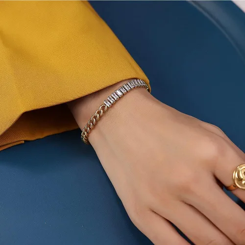 Vista 2 de A D. ALLEN & DANMI. AD Jewelry - Brazalete de acero inoxidable chapado en oro de 18 quilates para el amor