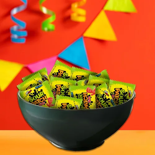 Vista 6 de SOUR PATCH KIDS Caramelos de gomita suaves y masticables, caramelos a granel, 140 paquetes de aperitivos Bolsas de tamaño de golosinas envueltas