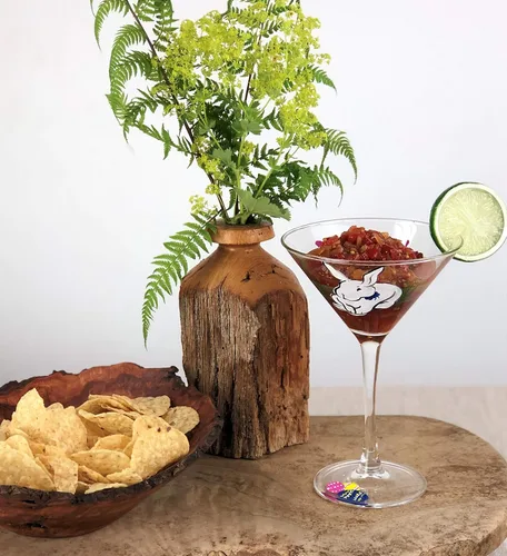 Vista 3 de Vasos de Martini pintados a mano de Pascua con conejito y tulipanes – Juego de 2, cristalería pintada a mano por artistas de Estados Unidos