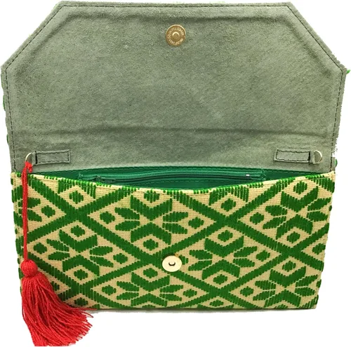 Vista 5 de Bolso Clutch "Juana", hecho por Jühue Artesanal, bolso hecho a mano hecho en México, Bolso de mano verde, Bordado a mano, pieza única, Bolso de mano