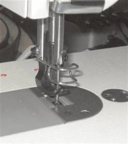Vista 3 de Consew 206RB-5 Máquina de coser de triple arrastre, resistente, con aguja única.