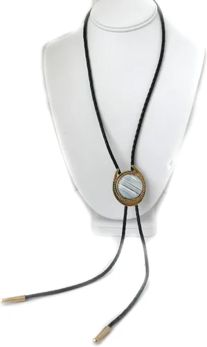 Vista 2 de Un hermoso cabujón de ópalo turco de 1.181 in se sienta en esta corbata de bolo con cordón de cuero negro y puntas acanaladas