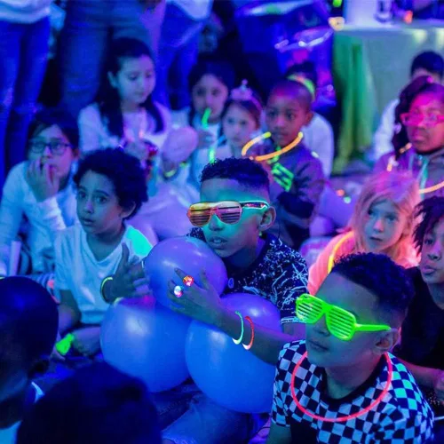Vista 5 de 78 piezas de juguetes con luz LED, artículos de fiesta a granel que brillan en la oscuridad para adultos y niños, cumpleaños, Halloween, con 50