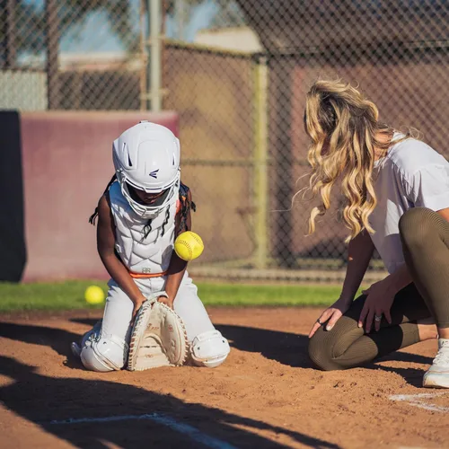 Vista 9 de Easton Jen Schro My Very First Youth Softball Catcher’s Set Helmet, Leg Guards & Chest Protector Included