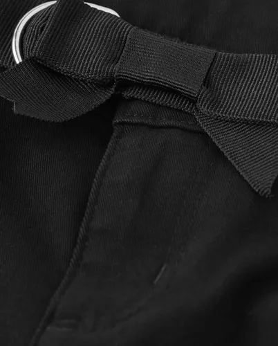 Vista 2 de Gymboree Pantalones cortos chinos de sarga con cinturón para niñas y niños pequeños