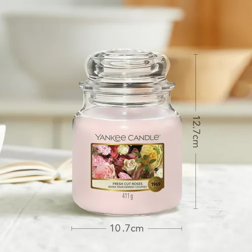 Vista 4 de YANKEE CANDLE Vela perfumada en tarro mediano, rosas recién cortadas, hasta 75 horas de tiempo de combustión