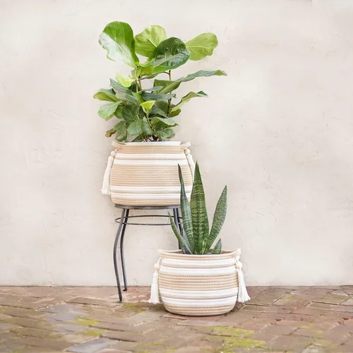 Vista 4 de Cestas tejidas para plantas de interior (juego de 2) – Macetas bohemias para decoración del hogar