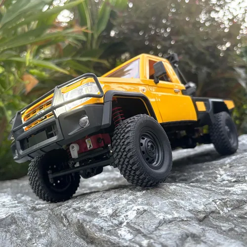 Vista 3 de HLSFWDRIVE RC Rock Crawler 4x4 MN82T RC Truck con gancho de grúa escala 1