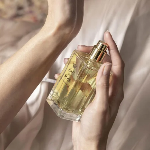 Vista 2 de Sisley Paris Eau du Soir - 100 mL - Eau De Parfum para Mujer - Fragancia refinada, elegante y eternamente femenina