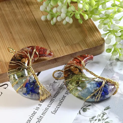 Vista 4 de TUMBEELLUWA Collar de cristal de orgonita envuelto en alambre dorado con piedras de cuarzo, colgante de luna creciente con cadena para mujer