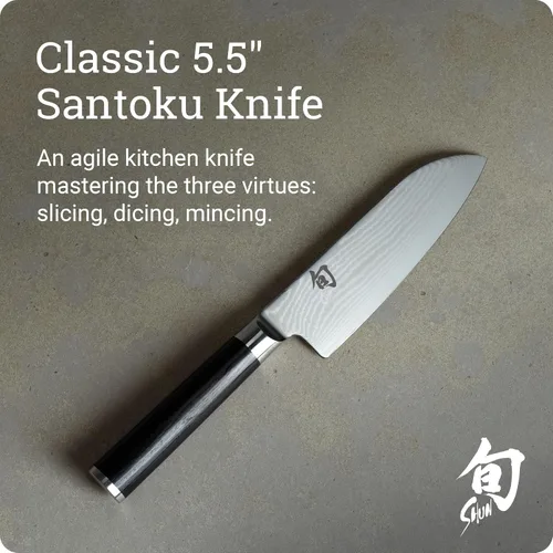 Vista 2 de Shun Cuchillo Santoku clásico de 5 1/2" Cuchillo multiusos japonés hecho a mano, núcleo VG-MAX, revestimiento de acero inoxidable de Damasco
