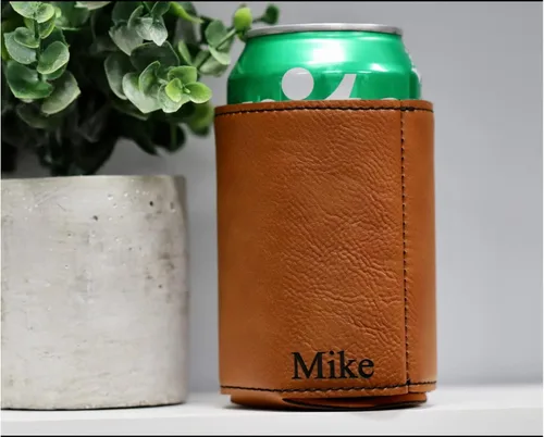 Vista 4 de Enfriador de latas para padrinos de boda, regalos personalizados para padrinos de boda, enfriador de latas grabado, soporte para latas de cerveza