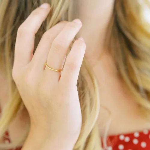 Vista 8 de Honeycat Anillo de cristal punteado en oro, oro rosa o plata Joyería minimalista y delicada