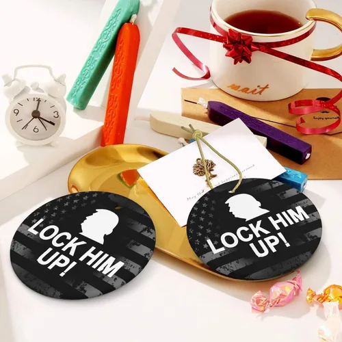 Vista 6 de Lock Him Up Anti Donald Trump Adornos de cerámica Decoración colgante personalizado Adorno colgante de Navidad para decoración del hogar