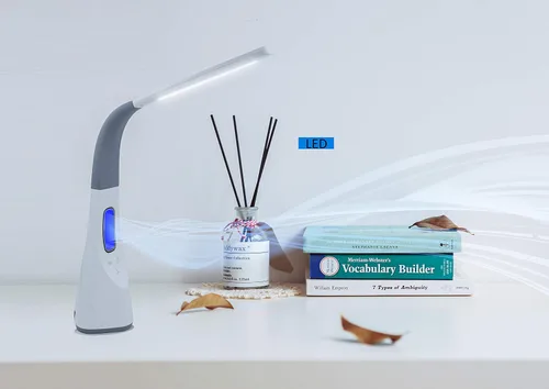 Vista 2 de Artiva USA Lámpara de escritorio LED ajustable Oxford con ventilador sin aspas y cargador USB