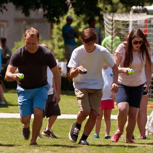 Vista 7 de Paquete de 12 juegos de fiesta de fútbol, relé de cuchara, juguete de carreras para adolescentes y adultos, pelota de espuma de fútbol y juego