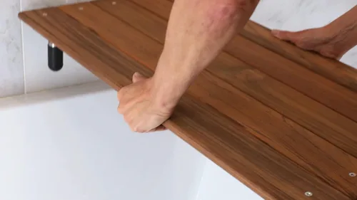 Vista 7 de Asiento de bañera portátil extraíble Bridgeport de 27 pulgadas, madera de teca natural