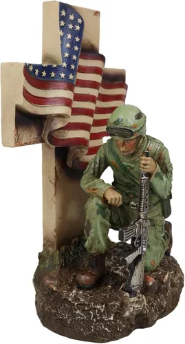 Vista 7 de Ebros Gift Battlefield War Hero Soldado con rifle arrodillado por cruz con bandera estadounidense, figura conmemorativa de 10 pulgadas de alto