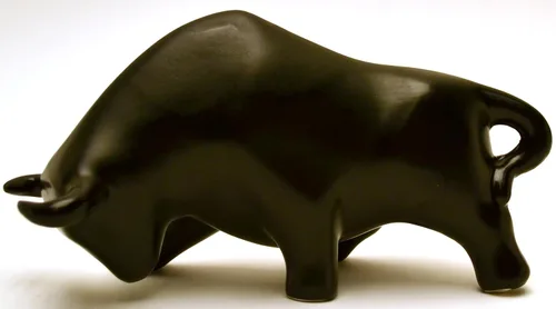 Vista 3 de Toro de escultura de cerámica hecho a mano y pintado a mano. Figura decorativa (tamaño pequeño 9.45 x 5.51 x 3.94 pulgadas) (negro mate)